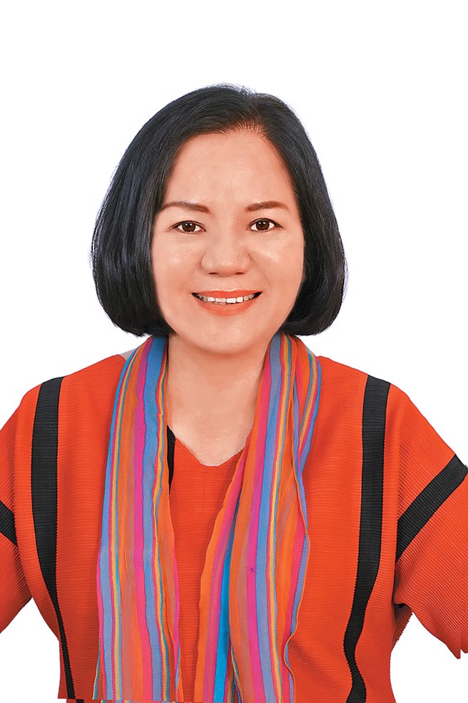 领航员：陈姿伶（桃园市原民局局长）随着桃园市原住民族人口逐年攀升，即将突破8万2000人，迫切需要更宏观的政策和资源，确保原住民族在桃园市能够安心工作、安心居住、安心就业，在桃园幸福生根，桃园市政府透过各族群岁时祭仪与丰年祭活动、教育培育计画、健全福利措施，以及在原乡地区改善部落道路品质、整建部落文化意象，以及原住民族地区简易自来水供水改善等，在各方面提升生活品质与强化原民文化，期许所有的努力能在未来让桃园市成为原住民族的福利城市。（图／桃园市政府原住民族行政局提供）


