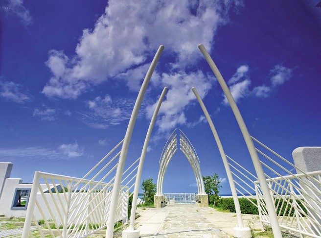 石门婚纱广场为全台第一座婚纱广场，面向大海视野辽阔、景观极佳，以婚纱摄影、地中海风情为主题。（图／新北市石门区公所提供）