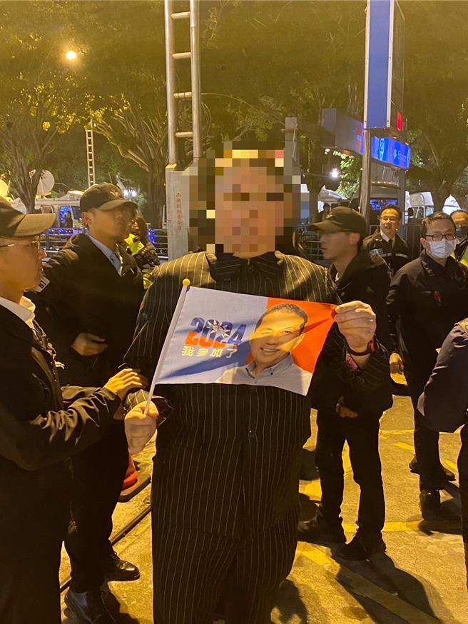 维安人员将该名喜剧演员交由警方处置。（警方提供）