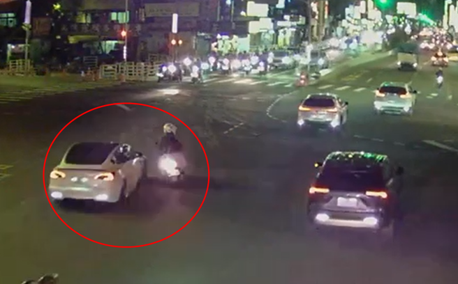 新北市板桥晚间8时18分许，1辆特斯拉闪违规左转机车，逆向衝撞5车，导致BMW驾驶受伤送医。（图／翻摄影片）