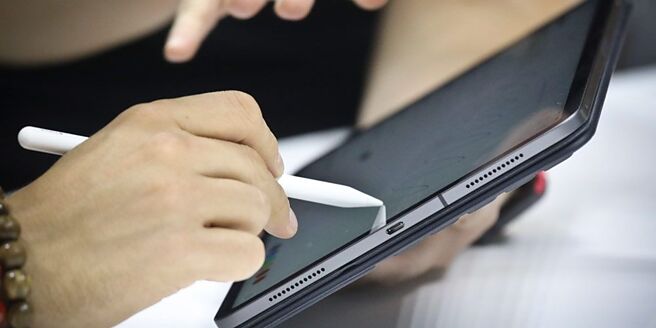 2024年保费力拚「开门红」。寿险业2023年12月已开始「热身」，美元利变保单、分红保单及健康险等销售量上扬，为2024年第一个月预作准备。图／美联社