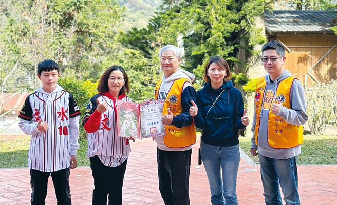 汶水国小校长黄秀英（左二起）、翊铭科技董事长萧德煌、总经理陈俞蓁及台北市阳光狮子会陈正杰，共同出席捐赠仪式。图／翊铭科技提供