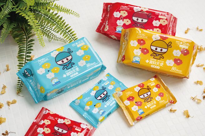 受女性喜愛的康乃馨品牌商品包裝－寶貝天使濕巾系列，換裝成充滿繽紛色彩的SOU‧SOU圖樣限量款包裝，將帶動社交平台上刷起SOU‧SOU風潮。圖／康那香提供