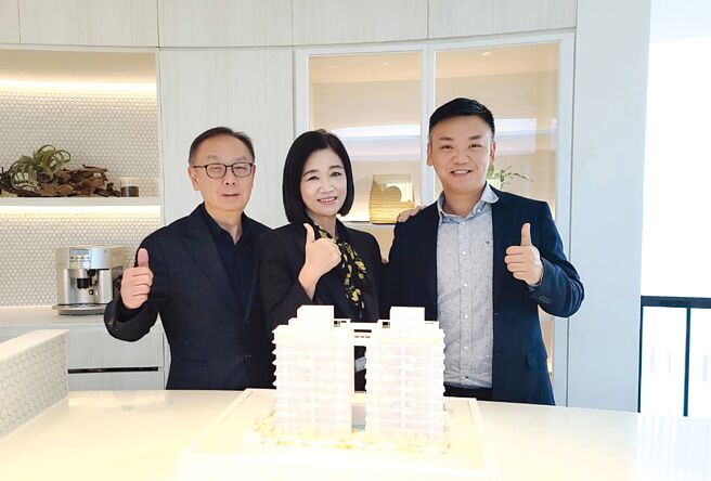 誠真建設總經理鄭旭宗（左起）、副總經理鄭淑真、董事長特助鄭為文一家人，為水湳生態住宅區新案「成真COME TRUE」形塑日本代官山生活感。圖／王妙琴