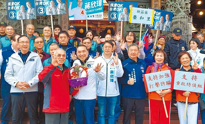 國民黨總統候選人侯友宜11日到固守新北，新莊車掃從新莊地藏庵出發，認為不支持反廢死的對手民進黨總統候選人賴清德不會當選總統，支持反廢死的他一定會當選，廟方送上好彩頭，預祝侯高票當選。（陳慰慈攝）