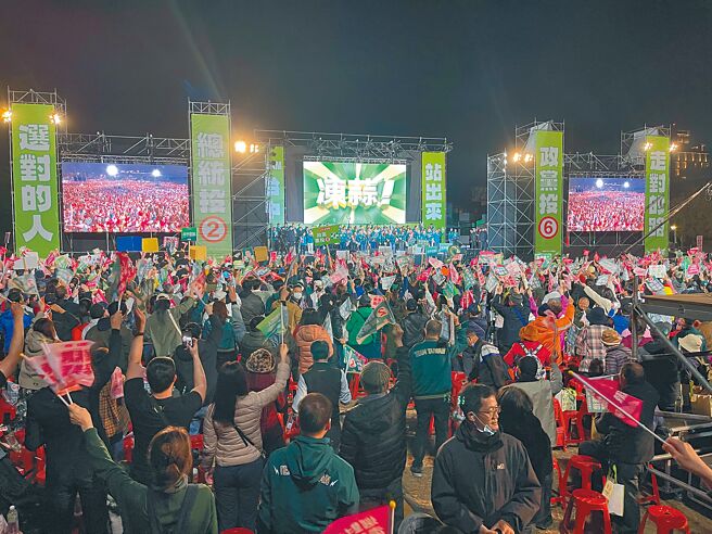 民進黨11日晚間在台中舉辦「美德贏台灣 選前大造勢」活動，群眾高喊「凍蒜」，總統候選人賴清德再次強調將承擔起保護國家重責。（王煌忠攝）