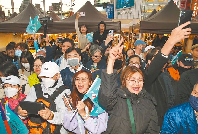 台灣民眾黨總統候選人柯文哲11日至台北市西門町定點和民眾合影，民眾熱情回應。（陳君瑋攝）