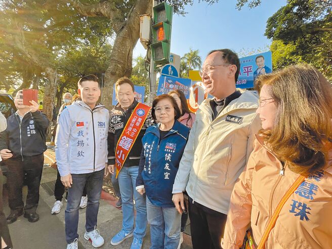 國民黨台北市五選區（中正、萬華）立委候選人鍾小平（右四）11日由國民黨台北市黨部主委黃呂錦茹（右三）、國民黨主席朱立倫（右二）陪同，前往萬華區國興市場掃街拜票。（蔡佩珈攝）