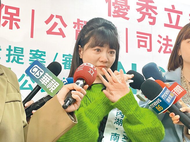 民進黨台北市四選區（內湖、南港）立委候選人高嘉瑜11日說明遭國民黨候選人李彥秀母親嗆聲過程，一度眼眶泛紅，講到激動處淚流不止。（劉彥宜攝）