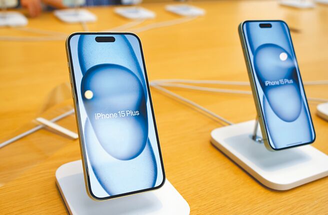 大陸北京市司法局微信公眾號8日公布，有人利用iPhone蘋果手機經過加密的AirDrop「隔空投送」功能在公共場所匿名傳播不當訊息，已破解當事人身分。圖為香港銅鑼灣蘋果門市展示新款手機。（中新社）