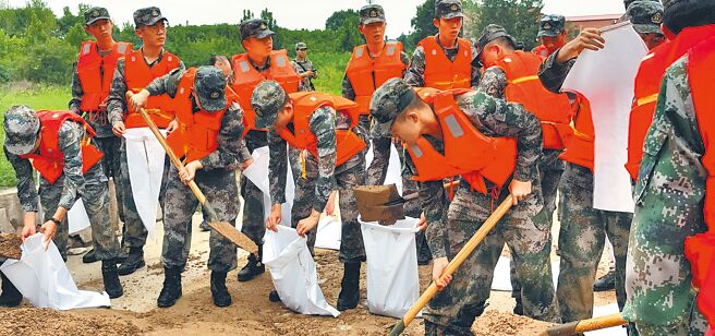香港《明報》11日分析，解放軍戰略支援部隊司令巨乾生懸缺遲遲不補，戰略支援部隊恐面臨重組。圖為2021年7月中共解放軍和武警部隊在河南多地投入水災救援。（新華社）