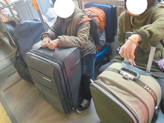 年关将至，南、北乾货需求量大，金门不少小三通「单帮客」夸张的拖着大量「带货」行李挤公车，造成车上走道阻塞、上下车困难，引发民怨。（金门县车船处提供／于家麒金门传真）