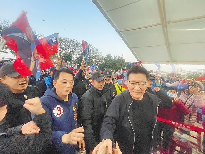 國民黨副總統候選人趙少康（右），陪同桃園市三選區立委候選人魯明哲（中），一起參加內壢後站團結造勢大會，獲熱烈歡迎。（呂筱蟬攝）