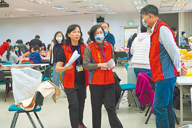 新竹縣選委會主委陳季媛（中）11日視察各鄉鎮市公所人員將選票打包領回，提醒選民13日投票當天，嚴禁在投票所外有疑似拉票行為，以免觸法。（新竹縣政府提供／羅浚濱新竹傳真）
