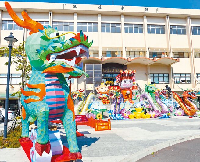 雲林縣北港鎮公所在公所周邊規畫「幸福龍來」燈區，11日完成布置試燈，配合雲林縣政府2月6日開跑的「龍耀雲騰」北港燈會，與大家迎接龍年的到來。（張朝欣攝）