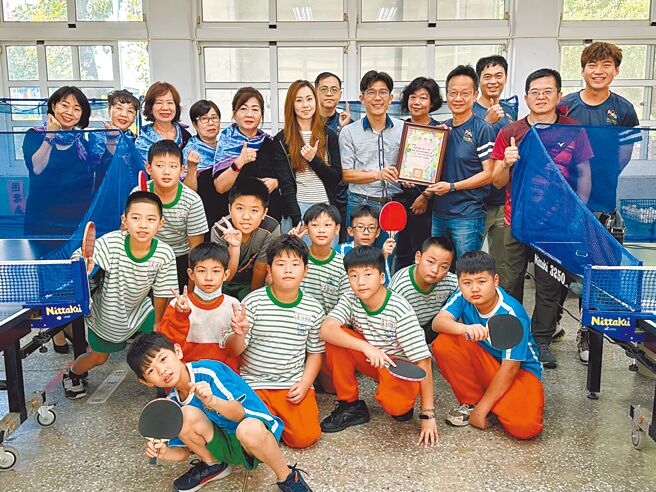 高雄市鼓山區中山國小桌球隊在園遊會擺攤義賣，並將所得1萬5000元購買桌球設備捐給美濃區中壇國小。（高市教育局提供／楊舒婷高雄傳真）