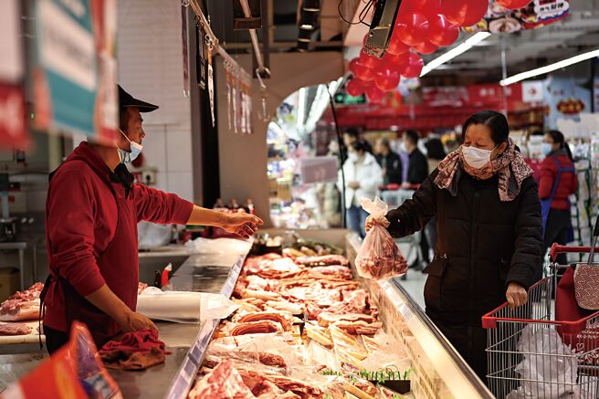 在收入減少或不穩定之下，消費回歸理性，有不少大陸民眾收緊錢包，改當「不買族」。（中新社）