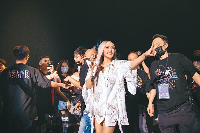 阿妹（右二）暌違4年將再接尾牙演出。（聲動娛樂提供）