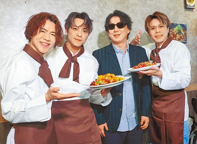 蕭煌奇（右二）與李吳兄弟11日邀媒體歡聚。（粘耿豪攝）