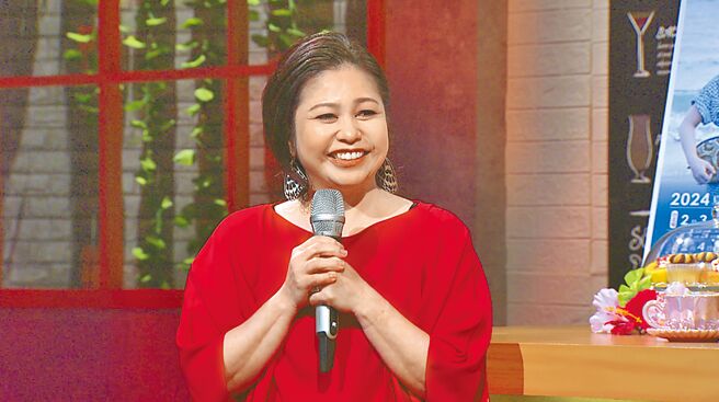 夏川里美愛吃炸雞，笑說把炸雞當喉糖在吃。（年代提供）