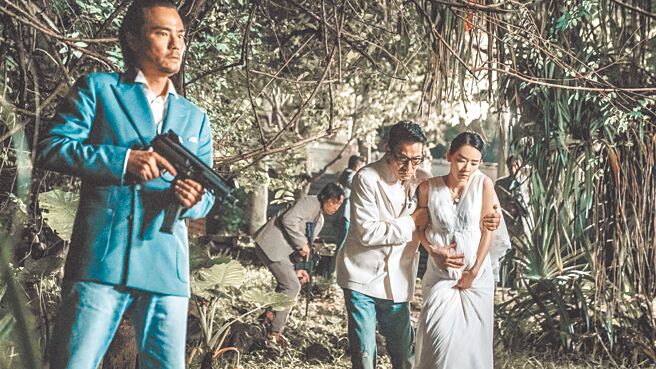 林家棟（左起）、劉德華、劉雅瑟《潛行》中上演小島大戰。（華映提供）