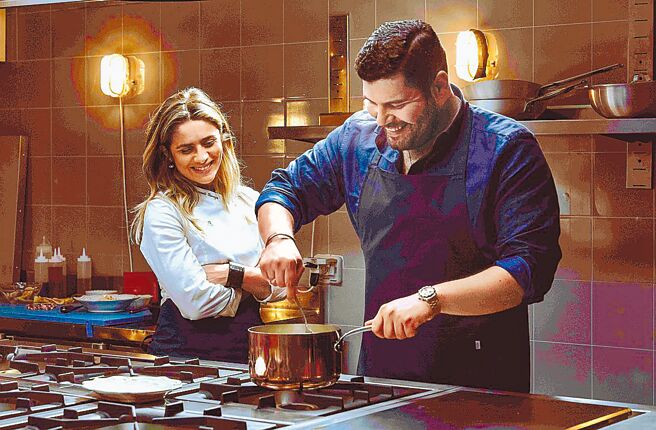 萨尔瓦多埃斯波西托（右）与葛丽泰史卡拉诺，在片中因美食走在一起。（海鹏提供）