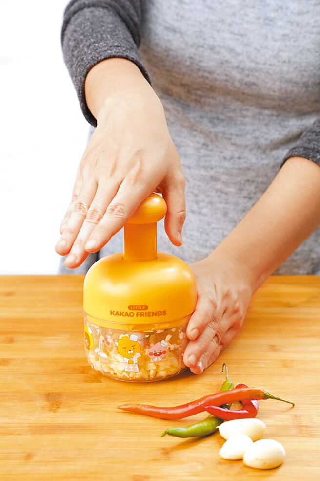 全聯KAKAO FRIENDS廚房備料小物「壓蒜器」，3生鮮積分或600福利點＋269元。（全聯提供）