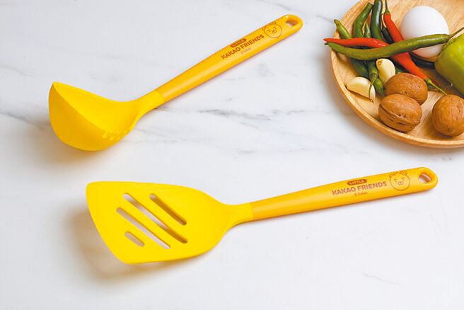 全聯KAKAO FRIENDS鍋鏟湯勺組，3生鮮積分或600福利點＋369元。（全聯提供）