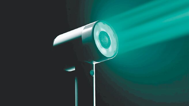 AirLight Pro配备一个具17片扇叶的特殊高速马达和使用钨卤灯泡的专利红外线技术，可快速吹乾头髮且不会让温度过热。（莱雅集团提供）