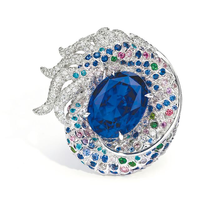 艺术珠宝大师胡茵菲在龙年推出「海龙」蓝宝石鸡尾酒戒。（ANNA HU提供）