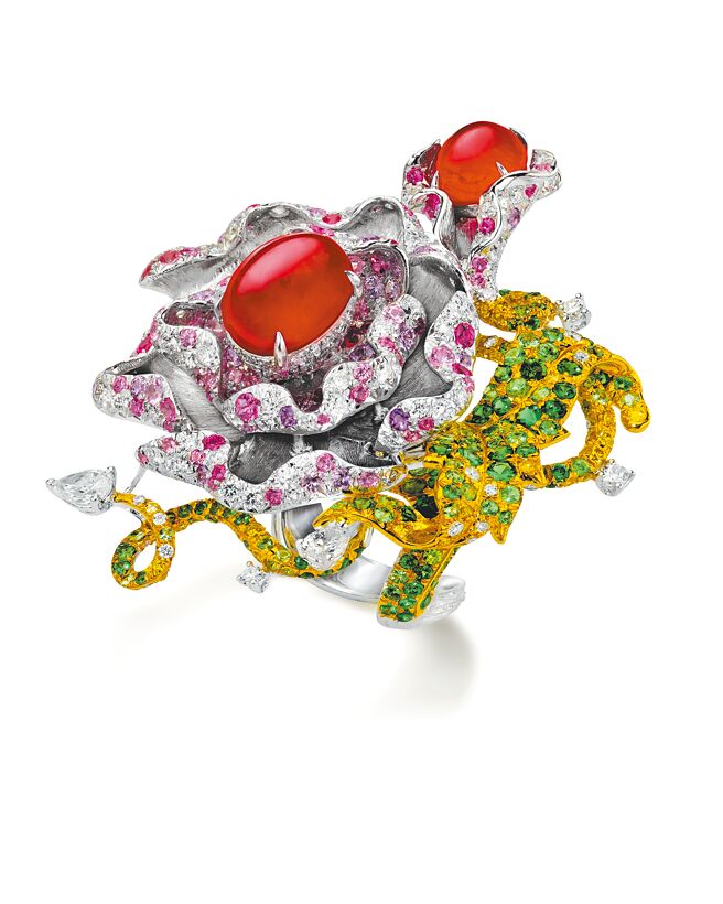 艺术珠宝大师胡茵菲在龙年推出「海龙花」鸡尾酒戒。（ANNA HU提供）