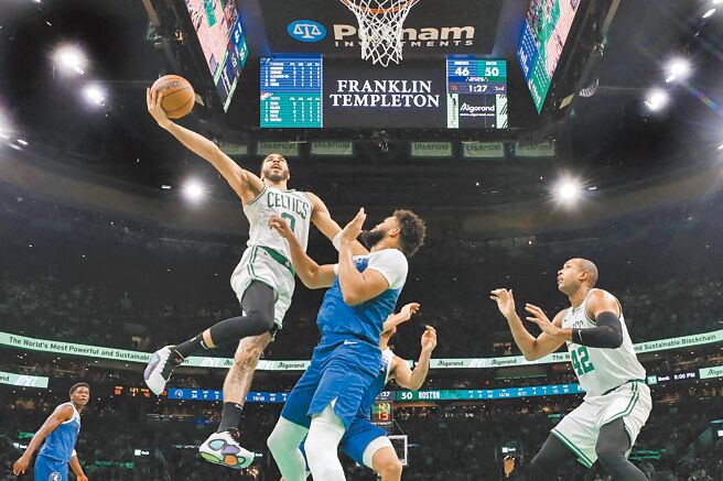 塞爾提克前鋒塔圖（左）在灰狼前鋒唐斯面前挑籃取分。（路透）