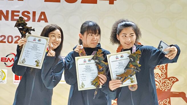 中华射击队吴佳颖（左起）、陈俞如、杜祎依姿在雅加达亚锦赛女子25公尺火药手枪团体赛勇夺铜牌。（中华射击协会提供）