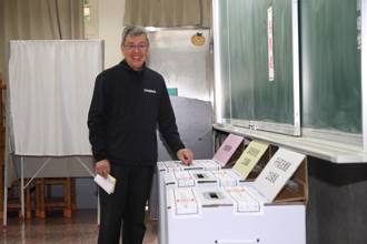 陳建仁攜妻中正國中投票 呼籲善盡公民權利義務