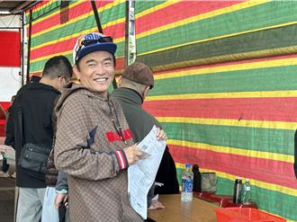 吳宗憲搭紅眼班機趕投票 哼唱「明天會更好」盡國民義務