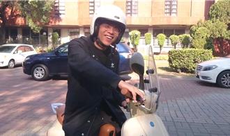 雲林立委侯選人邱良閱  騎摩托車獨自去投票