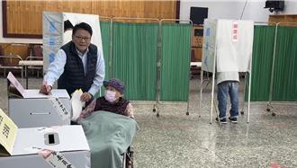 潘孟安推媽媽投票完成公民義務　結束後火速北上繼續選務工作