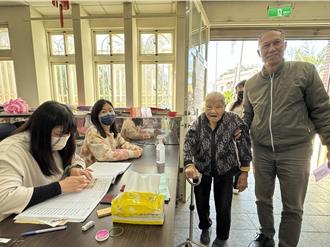 金門一早投票情形稍冷清 103歲人瑞開心行使投票權