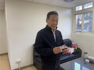 鍾小平8布條「掛投票所附近」遭檢舉！  北市選委會即拆