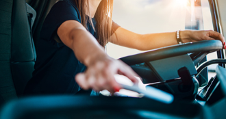 撞後不理！ 汽車倒退撞倒機車駛離 畫面曝光駕駛2原因免罰