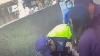 质疑投票箱封条「没有骑缝章」 立委候选人躺地大闹遭警方抬走