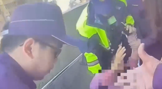 北市萬華立委候選人大鬧投票所   質疑「投票箱不合法」 警拖走後送辦