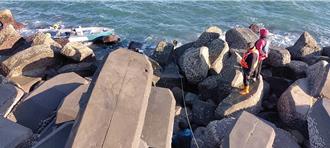 台中港驚傳2艘波特船翻覆 4釣客爬消波塊待援