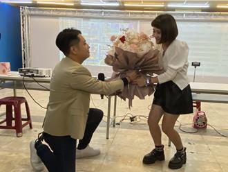 最浪漫的當選感言！「老婆我愛妳」羅廷瑋捧花下跪補求婚