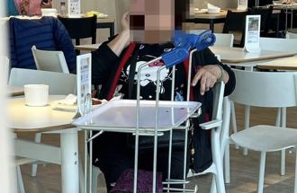 妹子驚見「阿嬤饋咖」放餐廳食物推車！網見「腳底」快吐了