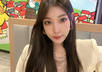 抖音正妹直播春光外洩 倒立後衣服下滑雙峰炸出