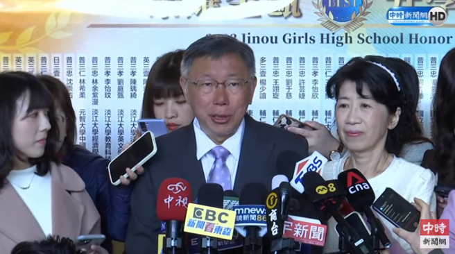 民眾黨總統候選人柯文哲赴金甌女中投票。（圖取自中時新聞網直播）