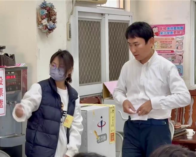 嘉义县二选区山区民进党立委候选人陈冠廷，13日早上8点抵达户籍所在地的投开票所，抢头香进行投票。（陈冠廷竞选团队提供／吕妍庭嘉义传真）