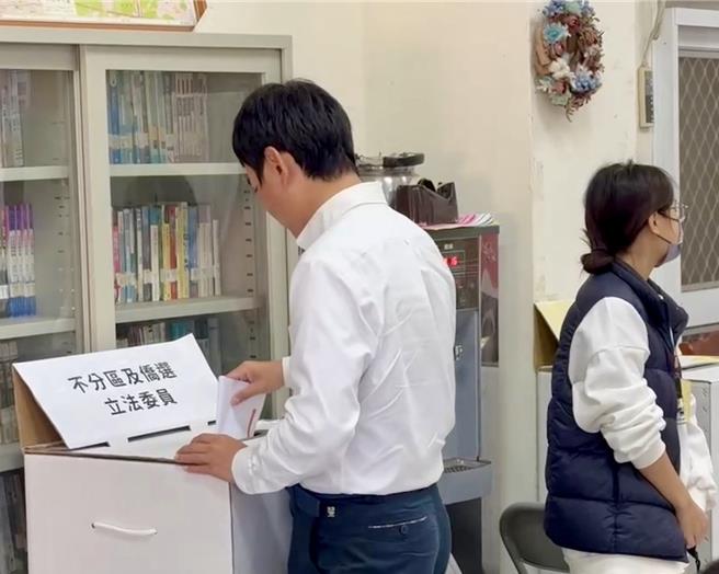 嘉义县二选区山区民进党立委候选人陈冠廷，13日早上8点抵达户籍所在地的投开票所，抢头香进行投票。（陈冠廷竞选团队提供／吕妍庭嘉义传真）