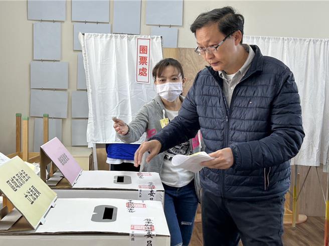 今天是投票日，屏東二選區（屏南）立委候選人民進黨籍徐富癸一早就與太太、女兒前往東港鎮以栗國小投票。（謝佳潾攝）